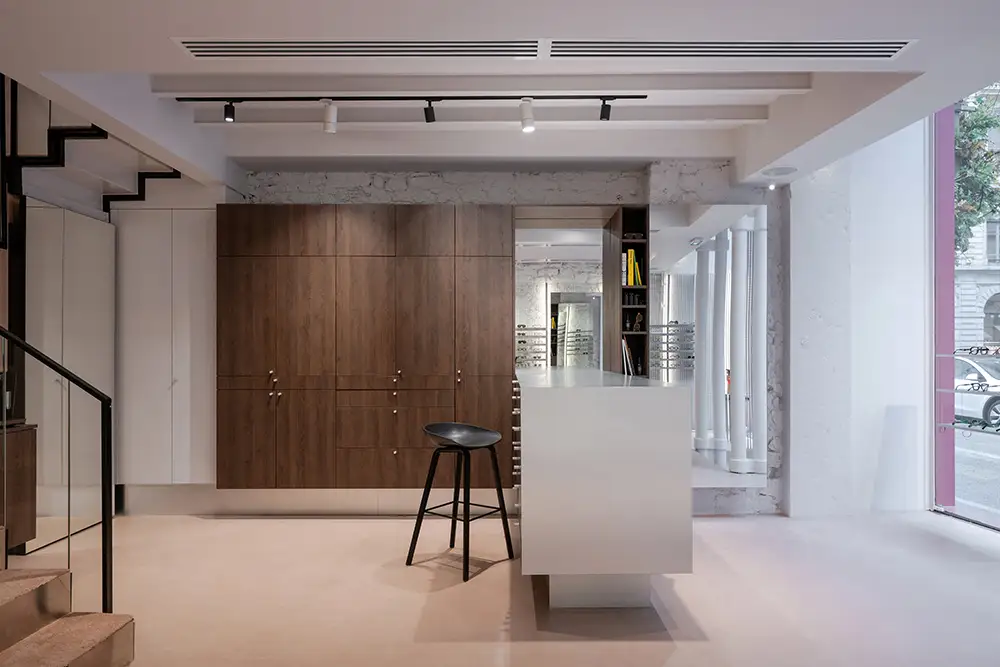 Contemporary counter and cabinetry at LOULOU Opticiens Lyon
